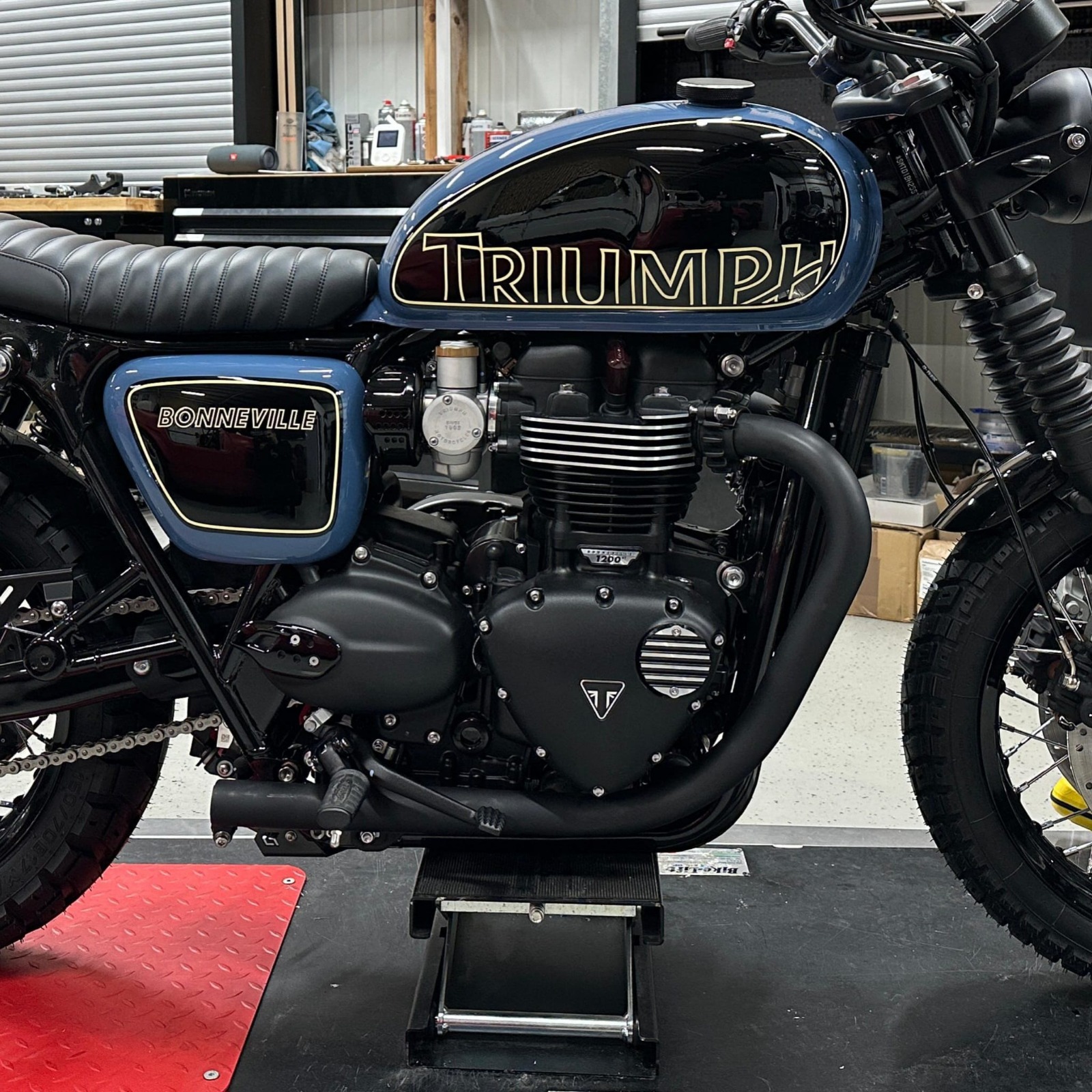 Detailaufnahme Tank-Restauration Triumph Bonneville mit goldenem Schriftzug — Lackierfachbetrieb BodyTech für Achern